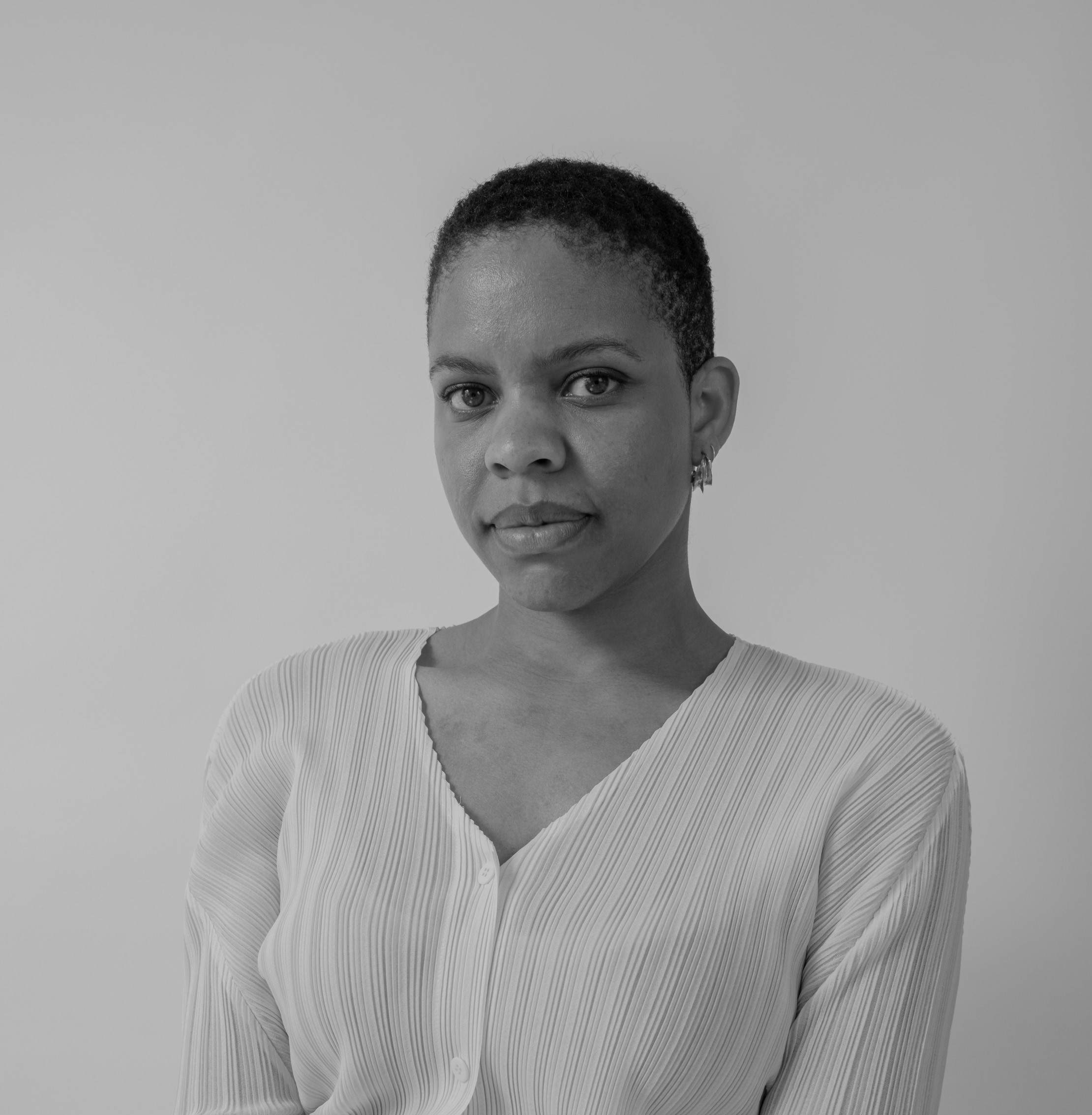 Vanessa Onwuemezi'nin ilk öykü kitabı Karanlık Mahalle Türkçede!